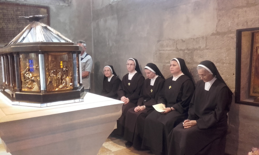 Hodočasnice u molitvi pred relikvijarom sv. Elizabete od Trojstva