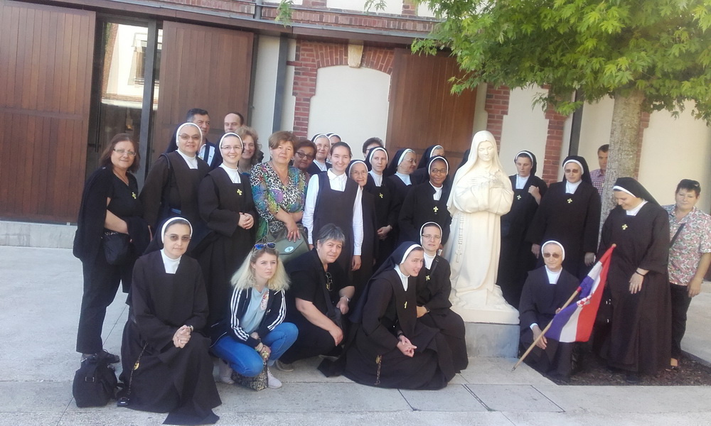 Ispred Karmela u Lisieuxu dočekala nas je sv. Mala Terezija